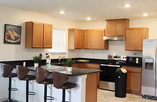 Southside House | La Vida Marbella Near Airport & Attractions Great Getaway sleeps 8+