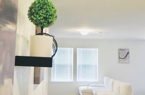 Southside House | La Vida Marbella Near Airport & Attractions Great Getaway sleeps 8+