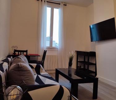 Maisons-Laffitte Apartment | La vie en blanc et noir Maisons-Laffitte