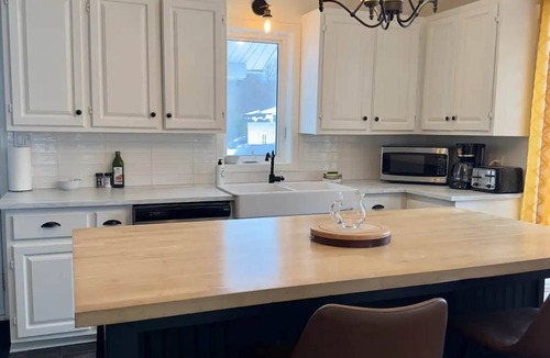 Saint-Michel-des-Saints House | La Villageoise, direct access to snowmobile trails