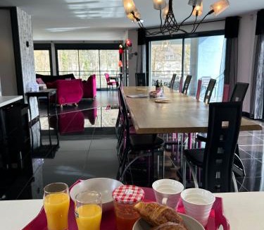 Cadeac House | La Villa Bleue