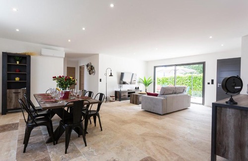 Saint-Victor-la-Coste House | La Villa d'Angèle - Villa climatisée avec piscine