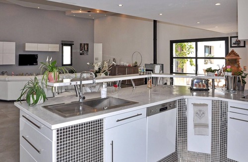 Chateaurenard House | La Villa De Notre Dame