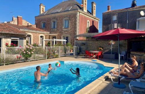 Lucon Bed & Breakfast | La Villa des Roses Gîte Chambres d'hôtes Piscine chauffée