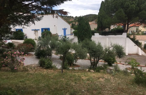 Bize-Minervois Apartment | La Villa du Menhir gites bed and breakfast