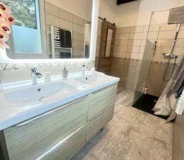 Bize-Minervois Bed & Breakfast | La Villa Du Menhir Chambre d'hôtes