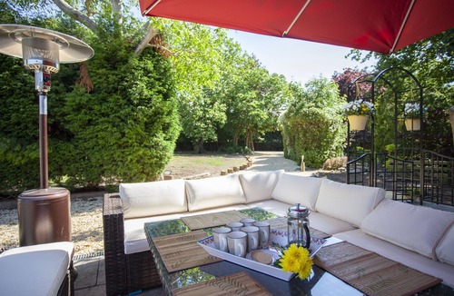 Olveston Villa | "La Villa Olli"-Natural Pool & Hot Tub