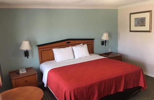 Burnet Cabin | La Vista Motel