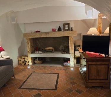 Saint-Saturnin House | La Voûte Noble