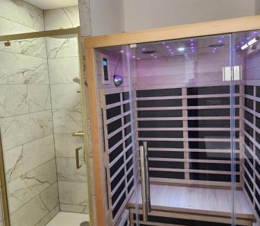 Doue-la-Fontaine Apartment | La Volupté - Love room avec Jacuzzi - Sauna