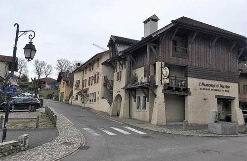 Anthy-sur-Leman House | La YAUTE