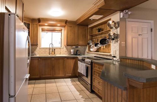 Lac-Brome Ski Chalet | Lac Brome 5 Bedrooms Classic Vacation Home with Hot tub (CITQ # 133781)