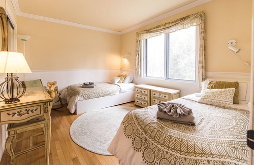 Lac-Brome Ski Chalet | Lac Brome 5 Bedrooms Classic Vacation Home with Hot tub (CITQ # 133781)