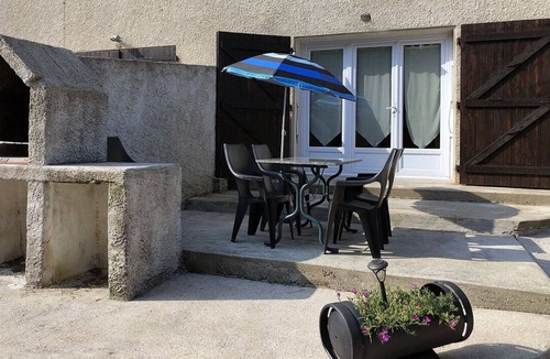 Durfort Apartment | Lac de St Ferréol, pleasant garden level with access to swimming pool