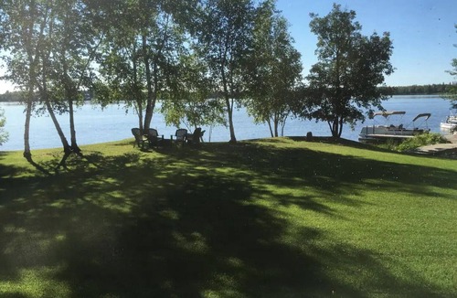 Lac du Bonnet Cottage | Lac du Lakehouse - Spacious 3bdrm, 2bath Waterfront home on Wpg River in LDB