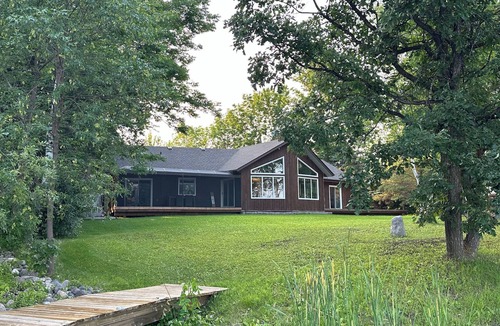 Lac du Bonnet Cottage | Lac du Lakehouse - Spacious 3bdrm, 2bath Waterfront home on Wpg River in LDB