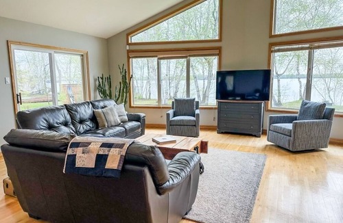 Lac du Bonnet Cottage | Lac du Lakehouse - Spacious 3bdrm, 2bath Waterfront home on Wpg River in LDB