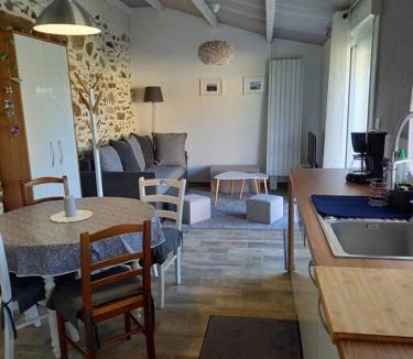 Saint-Lumine-de-Coutais House | Lac Grand Lieu : maisonnette au calme avec jardin