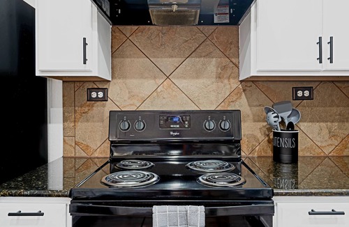 Southside House | Lackland AFB in 5 with Hot Tub & Pooln