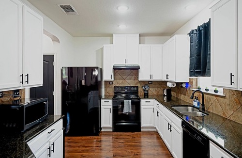 Southside House | Lackland AFB in 5 with Hot Tub & Pooln