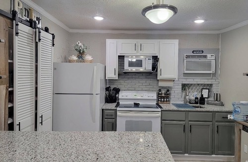 Southside Cottage | Lackland Private Hideout/Rodeo/Riverwalk 3.4 mi/ Trails/Riverside Golf ⛳️.