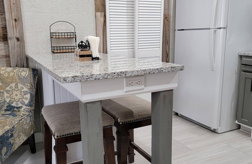 Southside Cottage | Lackland Private Hideout/Rodeo/Riverwalk 3.4 mi/ Trails/Riverside Golf ⛳️.