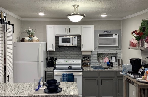 Southside Cottage | Lackland Private Hideout/Rodeo/Riverwalk 3.4 mi/ Trails/Riverside Golf ⛳️.