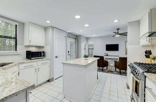 Milwood House | `Lady Luxe` Amazing Yard! Pet Friendly!