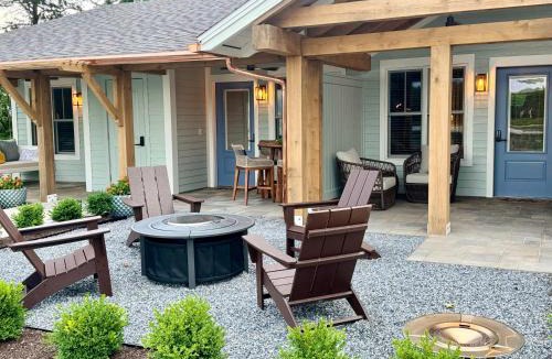 Essex Cabin | Lady on the Lake