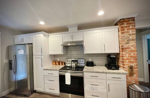 Brazos House | LadyFace Cottage: close to Magnolia & Baylor!