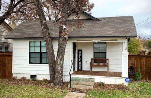 Brazos House | LadyFace Cottage: close to Magnolia & Baylor!