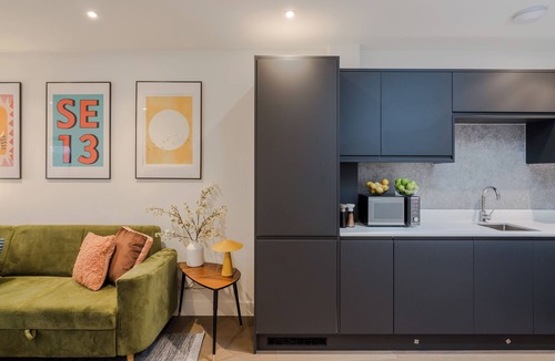 Ladywell Apartment | Ladywell 2 bd Flat - Fast WiFi | Smart TV | Modern