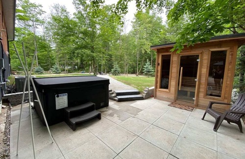 Lafontaine House | Lafontaine Beach House - HOT TUB & SAUNA