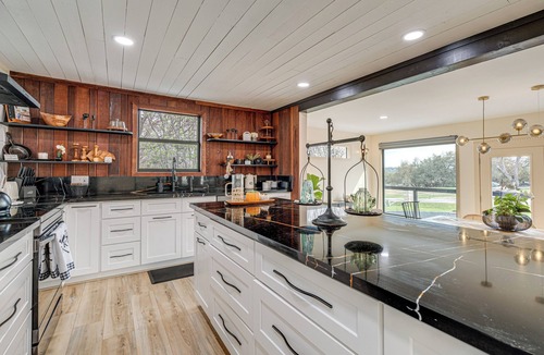 Waterford On Lake Travis Cottage | Lago Vista Home w/Putting Green, Pool & Jacuzzi