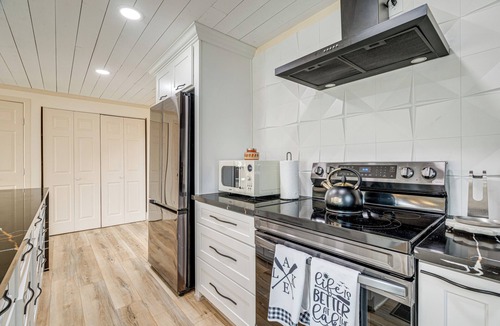 Waterford On Lake Travis Cottage | Lago Vista Home w/Putting Green, Pool & Jacuzzi