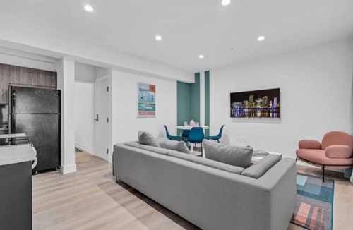 West Avenue Apartment | Laguna Suite Resort & Parking Passes Available
