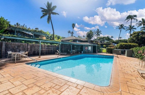 Kaanapali Cottage | Lahaina 2 Bedroom Sleeps 6