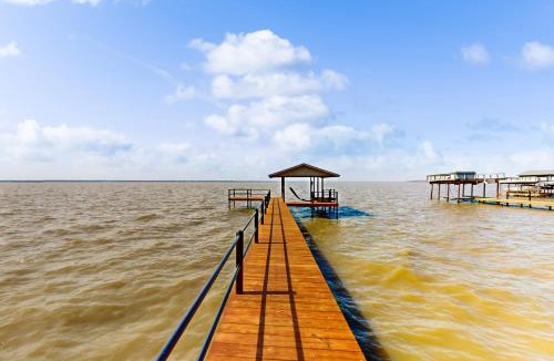 Kemp House | Laid-Back Lake House' w/Wraparound Deck