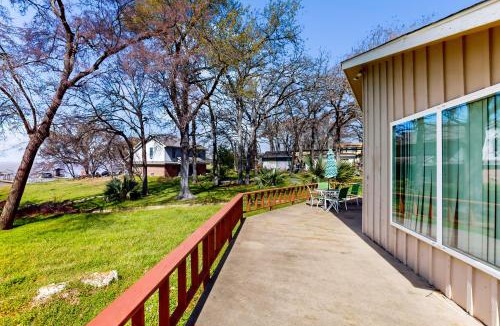 Kemp House | Laid-Back Lake House' w/Wraparound Deck