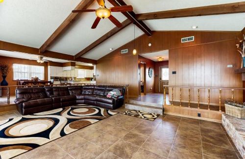 Kemp House | Laid-Back Lake House' w/Wraparound Deck