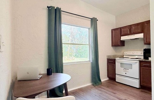 Highlands House | Laid-Back Retreat:Comfort & Charm