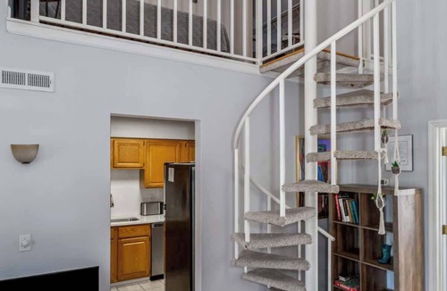 Rutledge Hill Condo | Lainey's Loft-Broadway Less than 2 Miles!