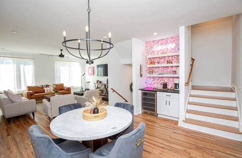 Nashville House | Lainey Wilson Themed! Brand New and Spacious with Rooftop Deck! 10 min to DT