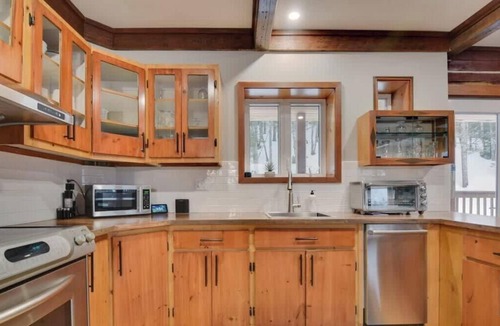 Saint-Raymond Ski Chalet | Lakaban | Forest Hideaway | Fireplace, Comfort & P