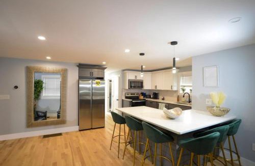 Billerica House | Lake Access 4 Bed 3 Bath HOT TUB