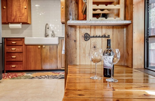 Black Diamond Cabin | Lake access cabin near trails and spring