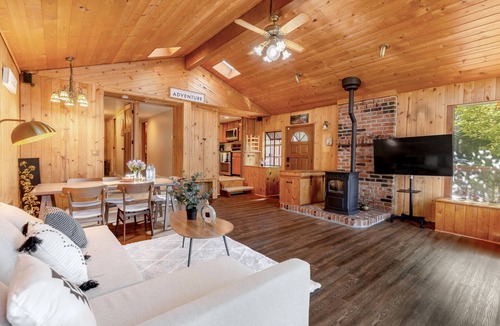 Black Diamond Cabin | Lake access cabin near trails and spring