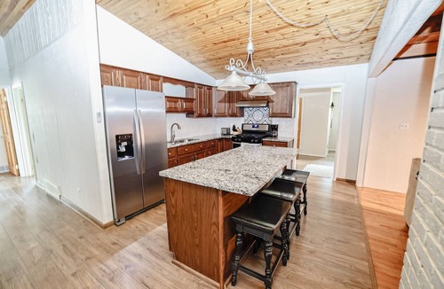 Canadian Lakes Cottage | Lake Access | Firepit, Fireplace, Dock & Views