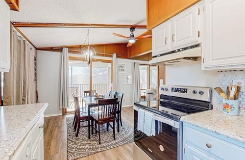 Lost Bridge Village Cabin | Lake Access Mountain view 3BHK Getaway w Patio