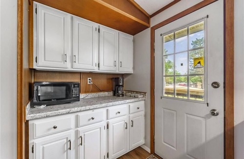 Lost Bridge Village Cabin | Lake Access Mountain view 3BHK Getaway w Patio